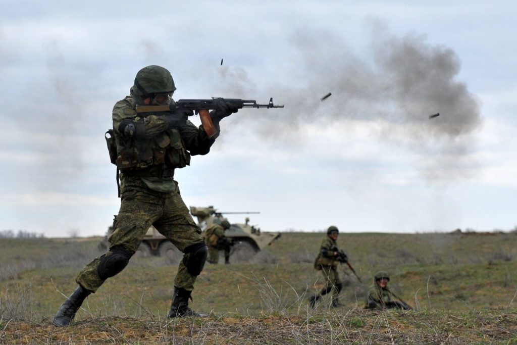 TOPSHOTS Russian military troops take part in a military drill on Sernovodsky polygon close to the Chechnya border, some 260 km from south Russian city of Stavropol, on March 19, 2015. About 500 soldiers take part in the military exercises until March 20. AFP PHOTO / SERGEY VENYAVSKY