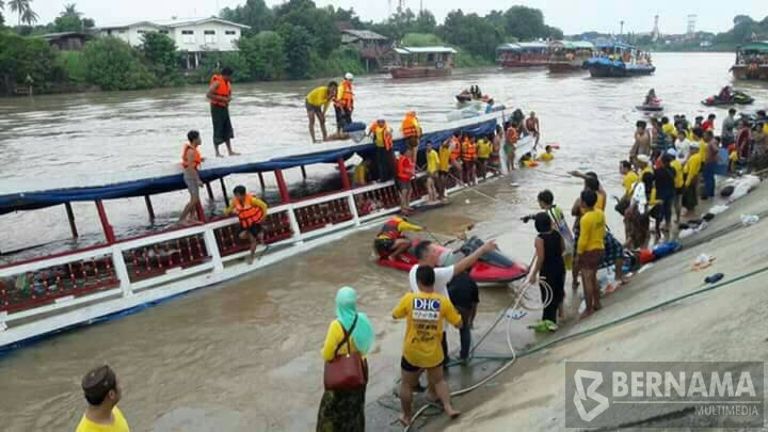 ayutthaya-boat-sinks