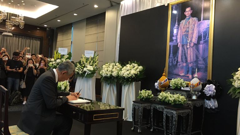 pm-lee-thai-embassy-signing-condolence-book-for-king
