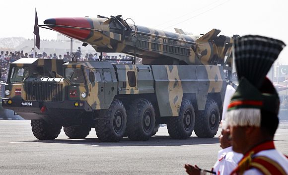 Nuclear-capable missile Shaheen II is driven past with its launcher during the Pakistan National Day parade in Islamabad March 23, 2007.    REUTERS/Mian Khursheed (PAKISTAN)