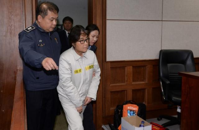 Choi Soon-sil arrives for her first court hearing in Seoul