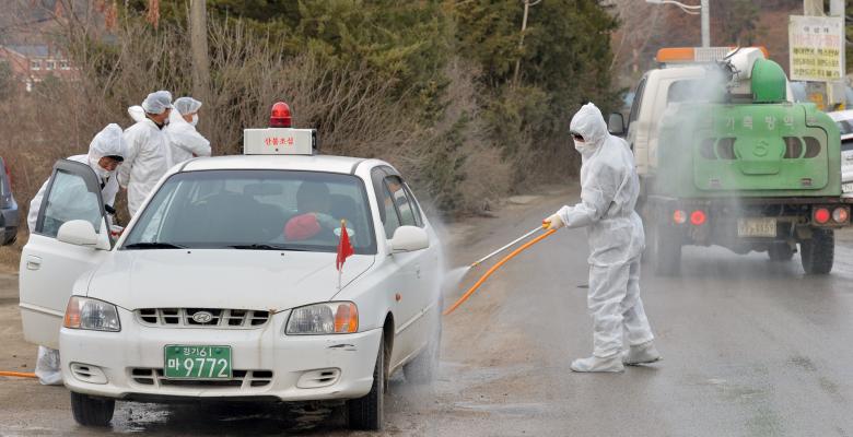 South Korean health officials disinfect a vehicle to prevent spread of bird flu in Pocheon, South Korea, November 23, 2016. Kim Myeong-jin/News1 via REUTERS