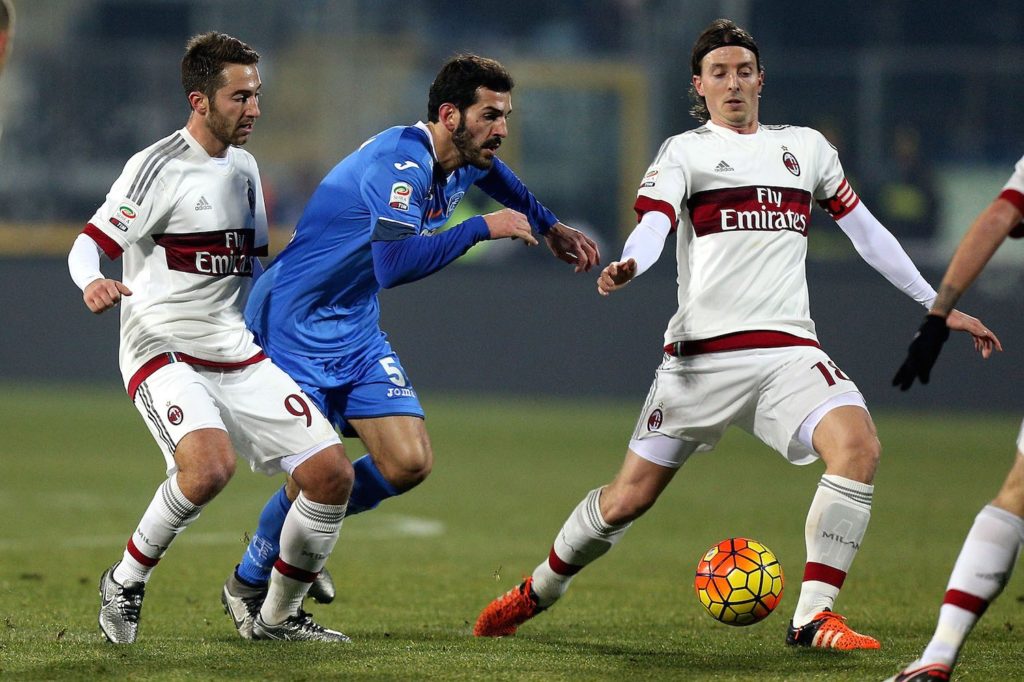 EMPOLI, ITALY - JANUARY 23: Riccardo Saponara of Empoli FC battles for the ball with Andrea Bertolacci (L) and Riccardo Momntolivo of AC Milan during the Serie A match between Empoli FC and AC Milan at Stadio Carlo Castellani on January 23, 2016 in Empoli, Italy.  (Photo by Gabriele Maltinti/Getty Images)
