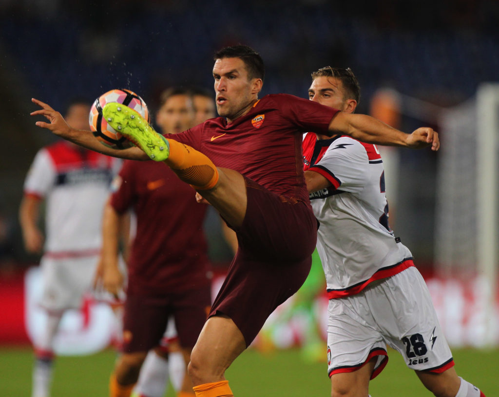 ROME, ITALY - SEPTEMBER 21:  Kevin Strootman of AS Roma competes for the ball with Marcus Rohden of FC Crotone during the Serie A match between AS Roma and FC Crotone at Stadio Olimpico on September 21, 2016 in Rome, Italy.  (Photo by Paolo Bruno/Getty Images)