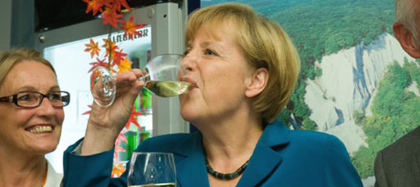 Angela-Merkel-drinks-wine-008