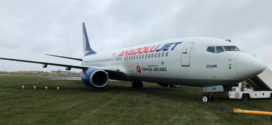 យន្តហោះ Boeing 737 ដឹកមនុស្ស១៨១នាក់ជ្រុលចុះទៅលើស្មៅពេលចុះចត