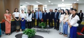 លោក ទេសរដ្ឋមន្រ្តី លី ធុជ ប្រគល់សញ្ញាបត្រដល់សិក្ខាកាមកម្ពុជាចំនួន ៣៤រូប មកពីស្ថាប័នរដ្ឋ វិស័យឯកជន និងគ្រឹះស្ថានឧត្តមសិក្សា ដែលបានចូលរួមក្នុងវគ្គបណ្តុះបណ្តាលរយៈពេល ២០ថ្ងៃ នៅទីក្រុងឆុងឈីង ប្រទេសចិន