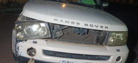 ទំនងស្រវឹងស្រាជ្រុល​..! បុរសម្នាក់បេីករថយន្ត​ Range Rover ឡេីងខឿនបុកបង្គោលភ្លេីងបាក់អស់មួយដេីម​ខូចខាតជាខ្លាំង