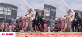 សមត្ថកិច្ចហៅនារីម្នាក់ដោះអាវបញ្ចេញ ដេីមទ្រូងមកធ្វើការអប់រំណែនាំកុំឱ្យគាត់ធ្វើសកម្មភាពនេះបន្តទៀត