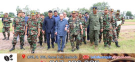 សម្ដេច ឥស្សរ វិទេសបញ្ញា ហោ ណាំហុង អញ្ជើញចុះសួរសុខទុក្ខ នាយទាហាន ពលទាហាន និង កងកម្លាំង ប្រដាប់ អាវុធ ដែល ឈរ ជើង តាម បណ្ដោយ ព្រំដែនកម្ពុជា-ថៃ ក្នុងខេត្តឧត្តរមានជ័យ