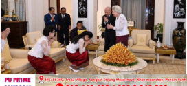 ព្រះមហាក្សត្រ  និង សម្ដេចព្រះមហាក្សត្រី ព្រះអង្គសព្វព្រះរាជហឬទ័យ ប្រោសព្រះរាជទានលោកជំទាវបណ្ឌិត ពេជ ចន្ទមុន្នី ហ៊ុន ម៉ាណែត អនុប្រធានអចិន្ត្រៃយ៍កាកបាទក្រហមកម្ពុជា និងគណៈប្រតិភូ ចូលក្រាបថ្វាយបង្គំគាល់