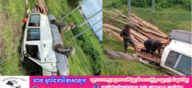 រថយន្តទួរីស១គ្រឿងបែកកង់ក្រឡាប់ខ្ជាក់ចេញសុទ្ធតែឈើទាំងកណ្ដាលថ្ងៃ