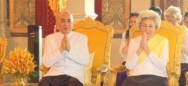 ព្រះករុណា ព្រះមហាក្សត្រ និងសម្តេចម៉ែ ព្រះរាជទានព្រះរាជទ្រព្យ ចំនួន១០ម៉ឺនដុល្លារ ដល់វីរកងទ័ពតស៊ូប្រយុទ្ធ និងពលីនៅសមរភូមិ