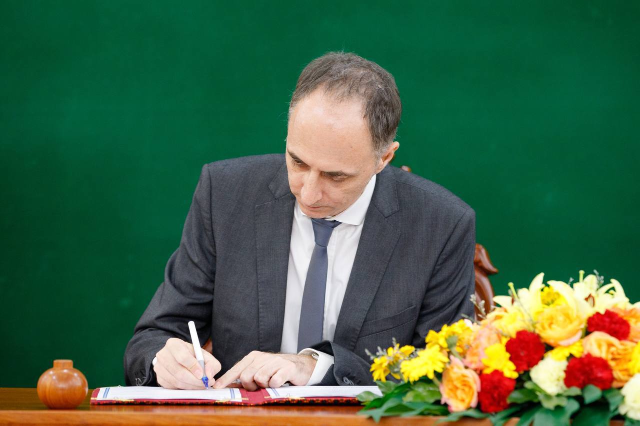 អ្នកសម្របសម្រួលថ្លែង