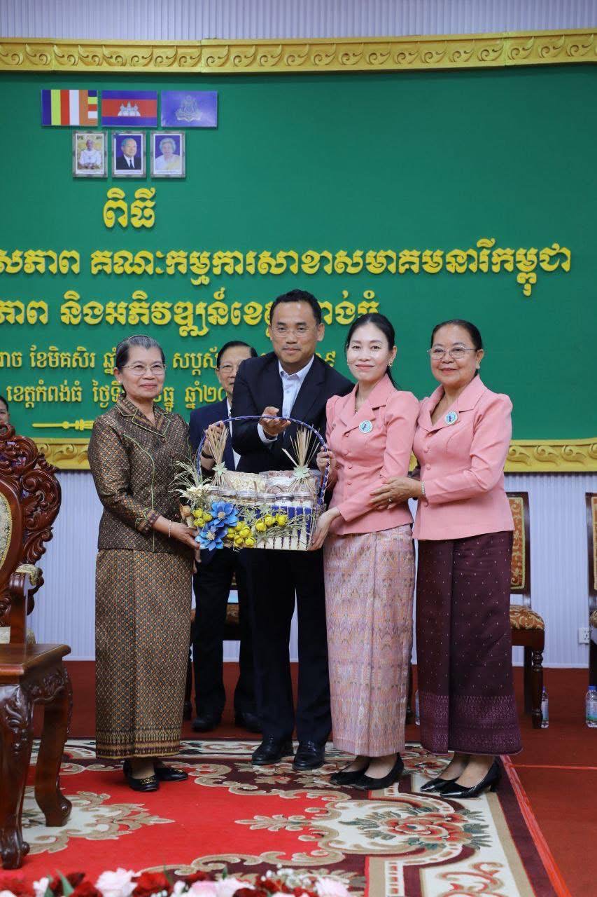 សម្ដេច ម៉ែន សំអន ក្នុងពិធីសម្ពោធនៅខេត្តកំពង់ធំ