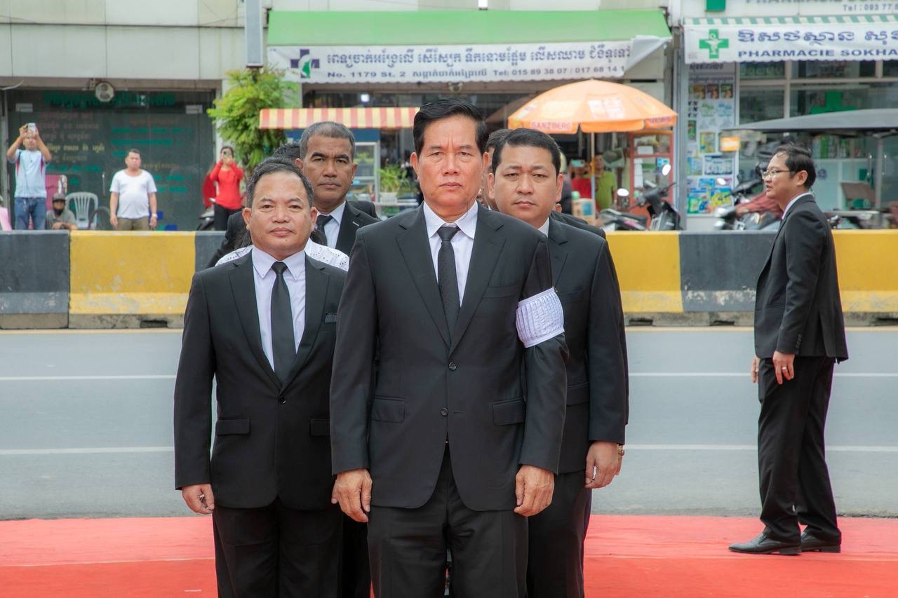 អភិបាលភ្នំពេញគោរពសពវីរជនយោធា