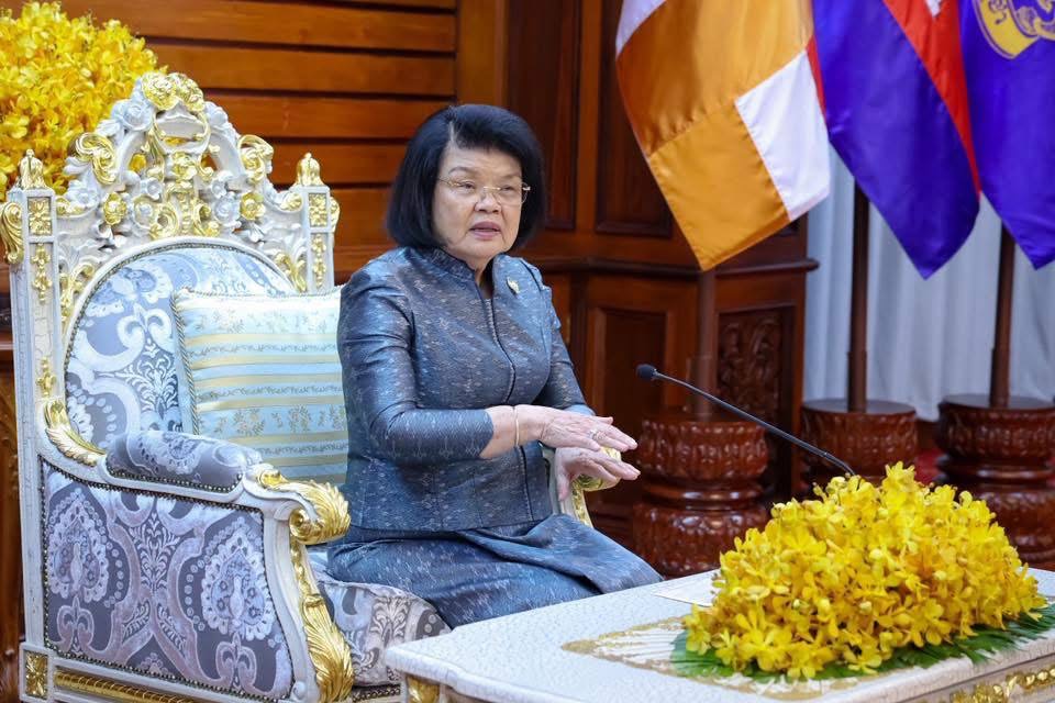 គណៈកម្មការទី៨ ជូនអំណោយដល់សម្តេចប្រធានរដ្ឋសភា