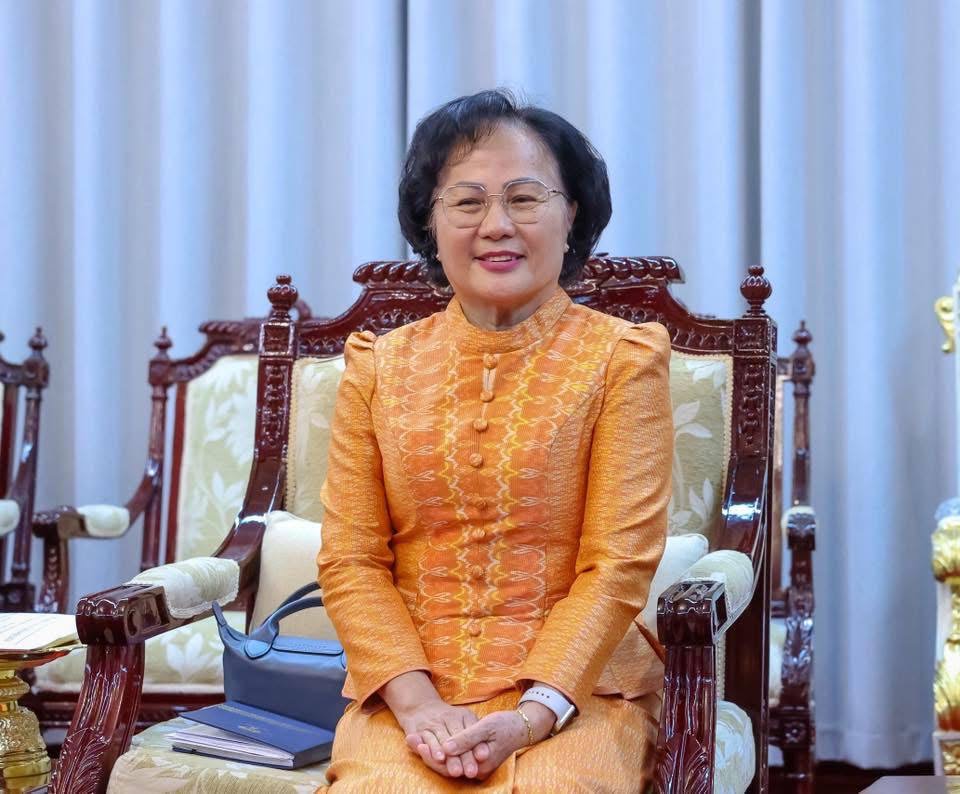 សម្តេចឃួន សុដារី ទទួលអំណោយពីគណៈកម្មការ