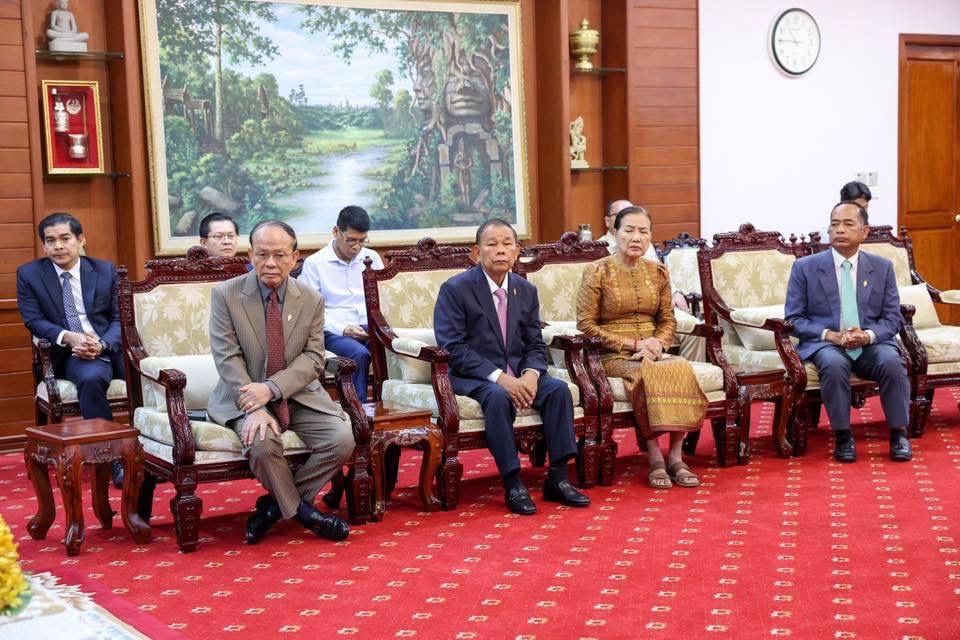អំណោយថវិកានិងសម្ភារៈ