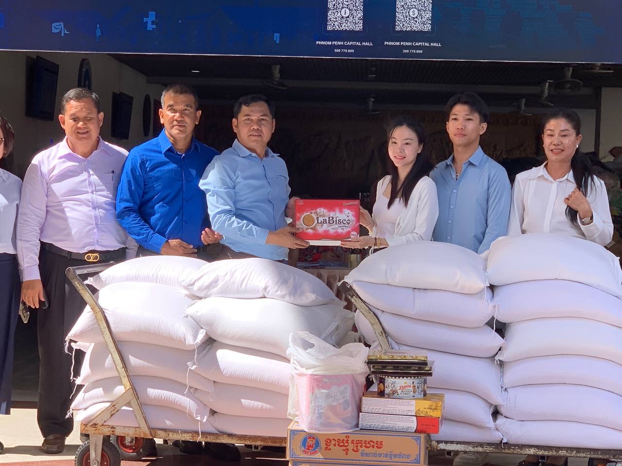 សប្បុរសជនបរិច្ចាគគ្រឿងឧបភោគ