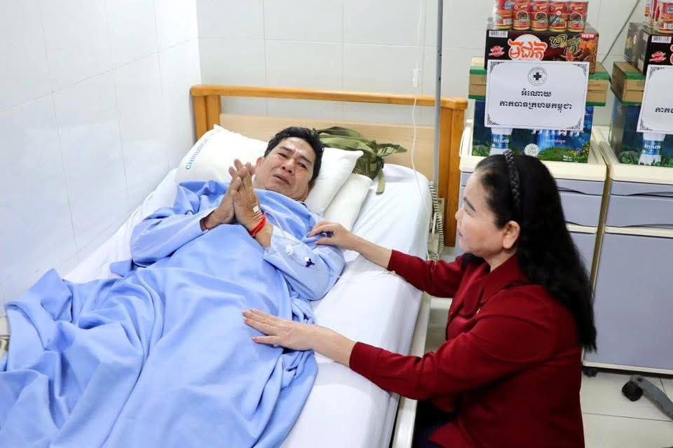 អំណោយមនុស្សធម៌ពីសម្តេចកិត្តិព្រឹទ្ធបណ្ឌិត