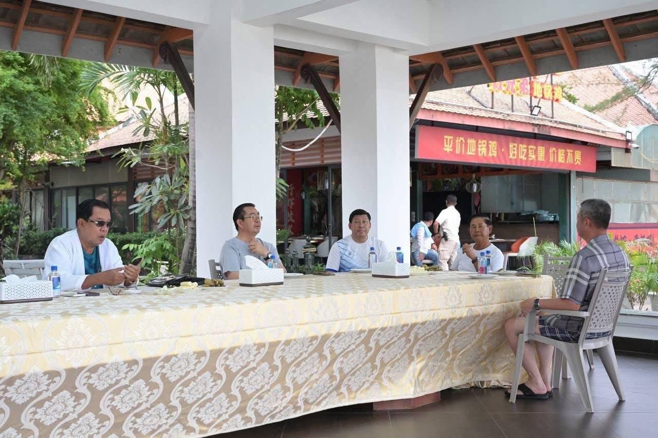 សម្ដេចតេជោ ហ៊ុន សែន នៅឆ្នេរសមុទ្រ