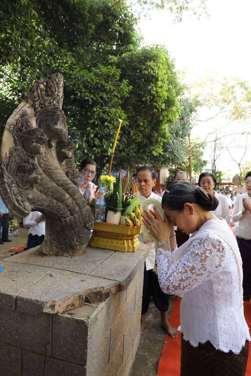 សម្តេចម៉ែនសំអនក្នុងពិធីបួងសួង