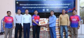 សប្បុរសជនបន្ដនាំយកអំណោយជាគ្រឿងឧបភោគ បរិភោគ សម្ភារៈ និងថវិកាជូនរដ្ឋបាលរាជធានីភ្នំពេញ ដើម្បីបន្ដដឹកទៅចែកវីរកងទ័ពជួរមុខ និងជនភៀសសឹក