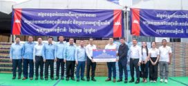 លោកបណ្ឌិត ជ្រុន ថេរ៉ាវ៉ាត អញ្ជើញទទួលអំណោយពីឯកឧត្តម លោកជំទាវ អ្នកឧកញ៉ា ឧកញ៉ា លោក លោកស្រី ជាសប្បុរសជនប្រគល់ជូនសម្តេចមហាបវរធិបតី ហ៊ុន ម៉ាណែត និងលោកជំទាវបណ្ឌិត