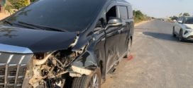 រថយន្ត ALPHARD បោះពួយលឿនជ្រុលទៅបុកម៉ូតូពីក្រោយបណ្តាលឱ្យបុរសម្នាក់រងរបួសធ្ងន់