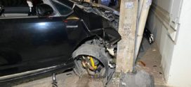 រថយន្តtoyota prius បុកបង្គោលថ្មដាក់ប្រអប់ភ្លើង​ បណ្ដាលឲ្យរថយន្តខ្ទេចមួយកំណត់មុខ