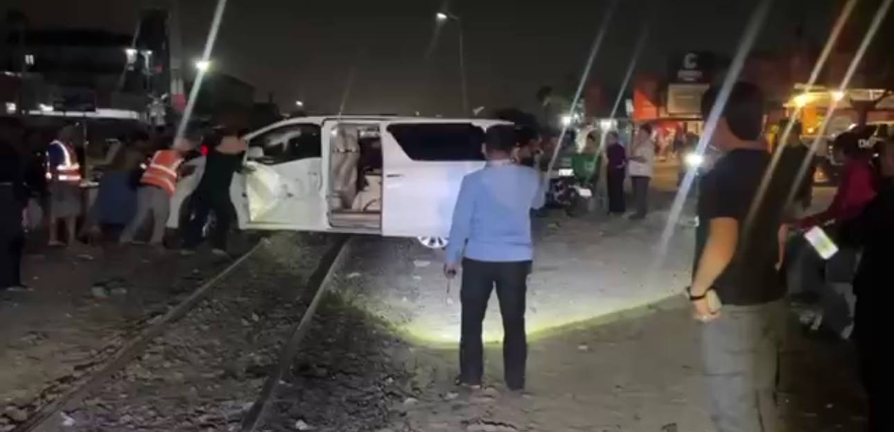 រថយន្តអាល់ផាតត្រូវរថភ្លើងបុក