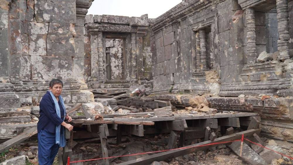 រដ្ឋមន្ត្រីវប្បធម៌ពិនិត្យការខូចខាត