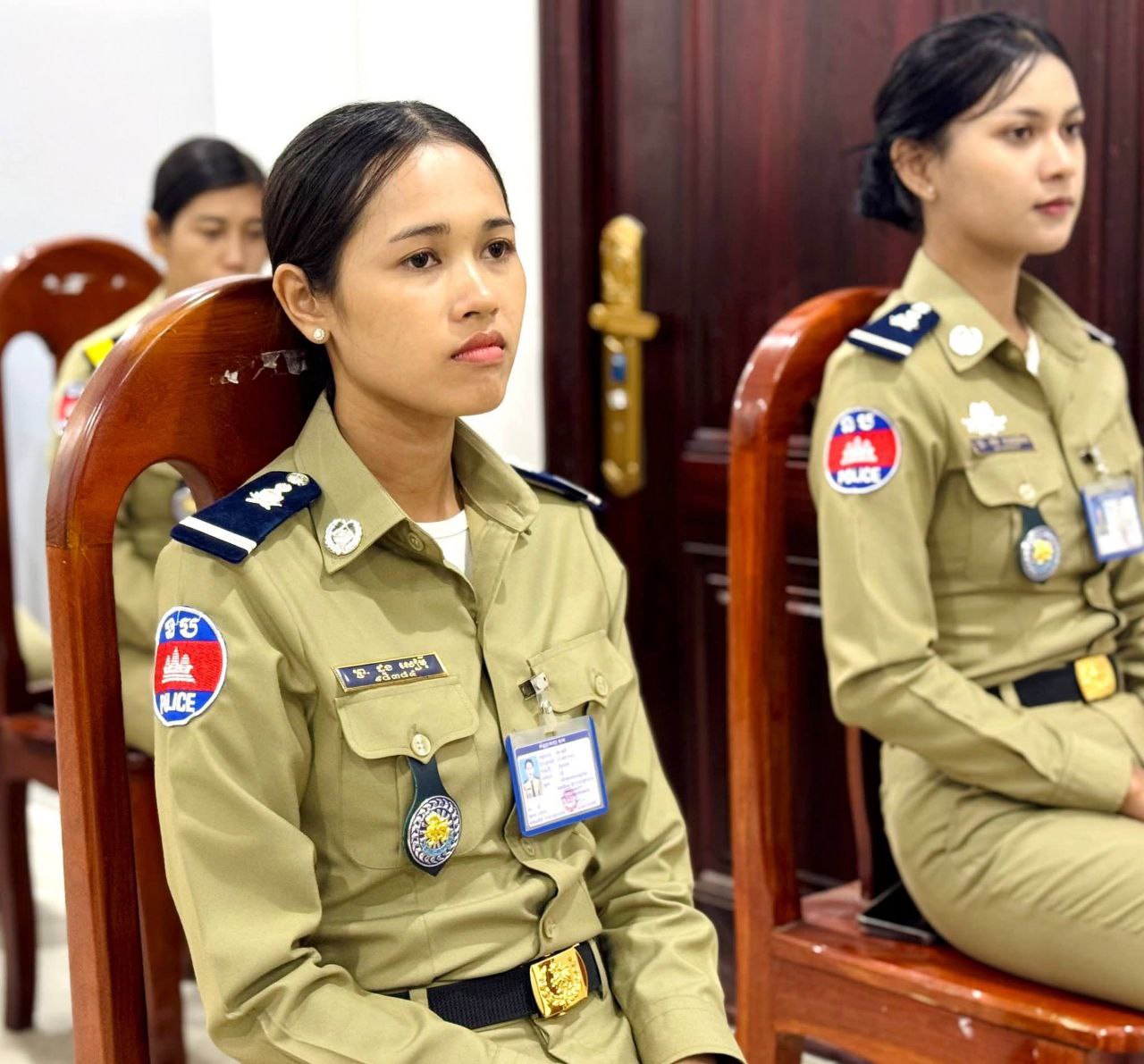 កម្លាំងនគរបាលនារីទទួលវត្ថុអនុស្សាវរីយ៍