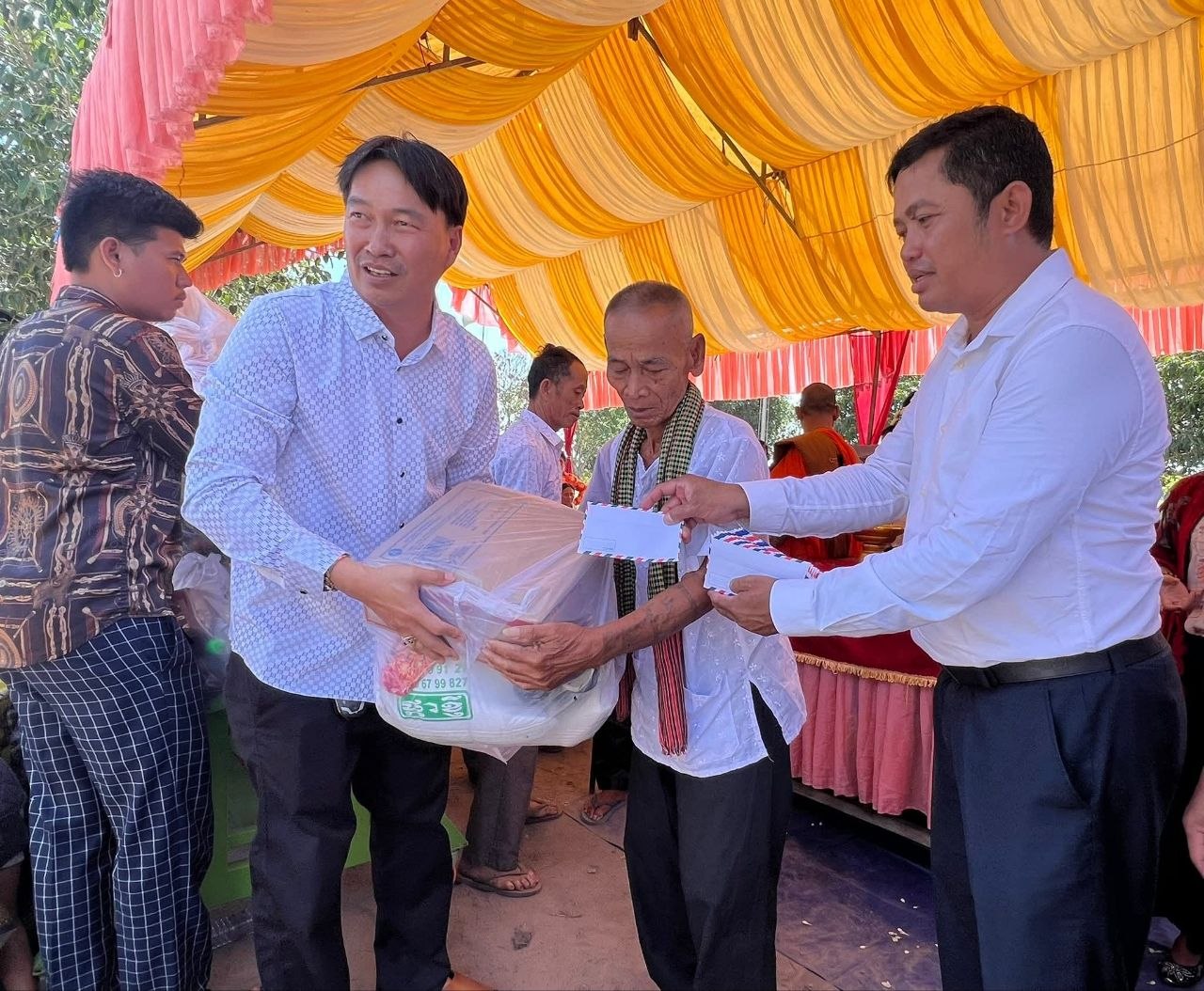 ប្រជាពលរដ្ឋទទួលអំណោយ