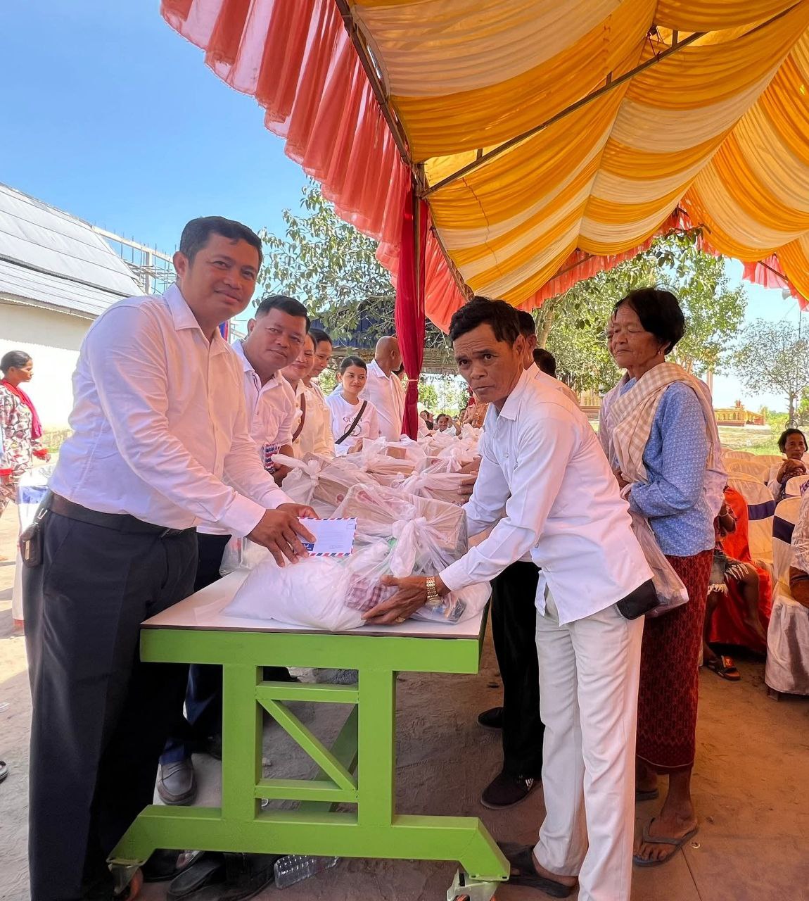 សប្បុរសជននិងអាជ្ញាធរ