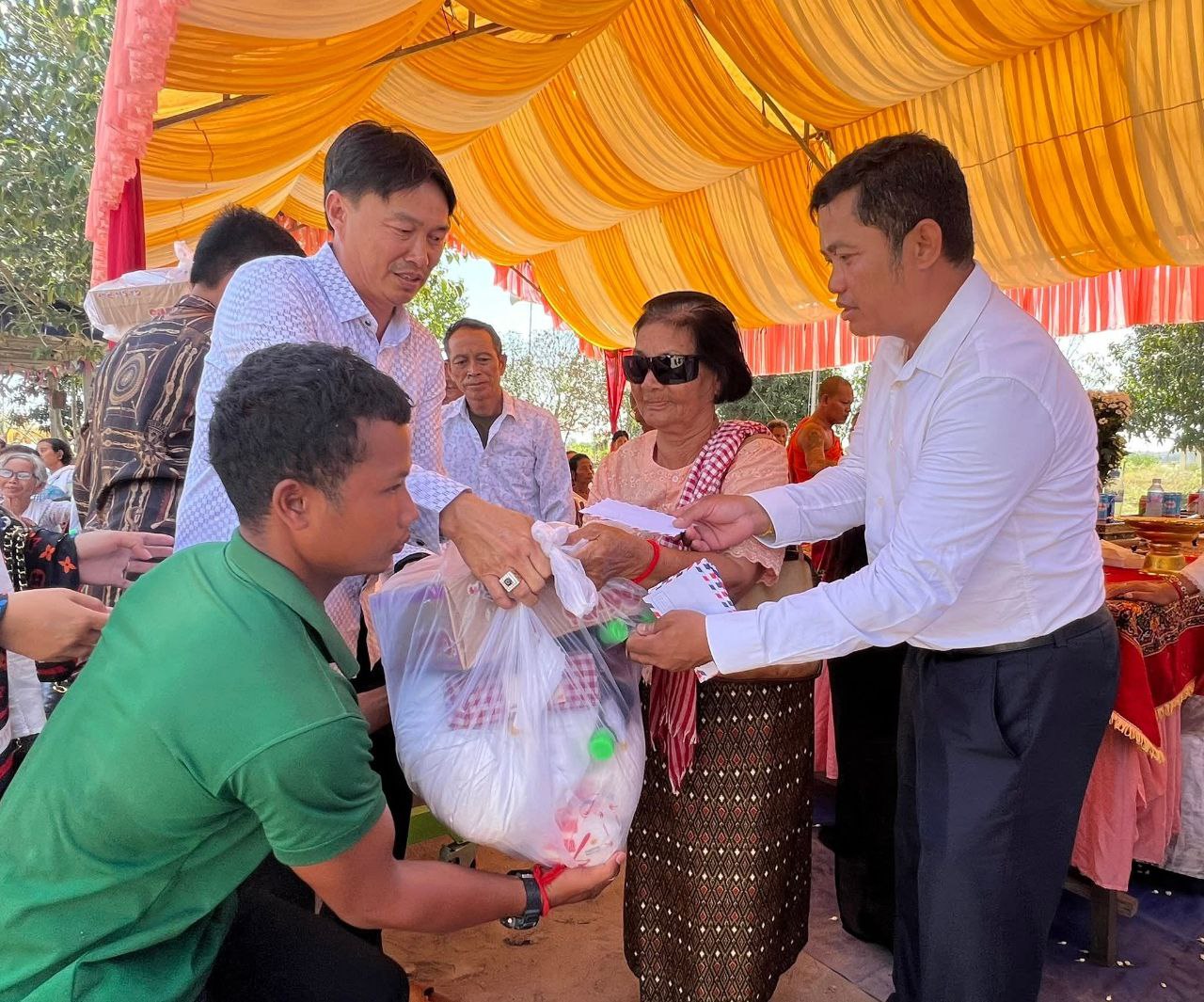 សប្បុរសជនចែកអំណោយ