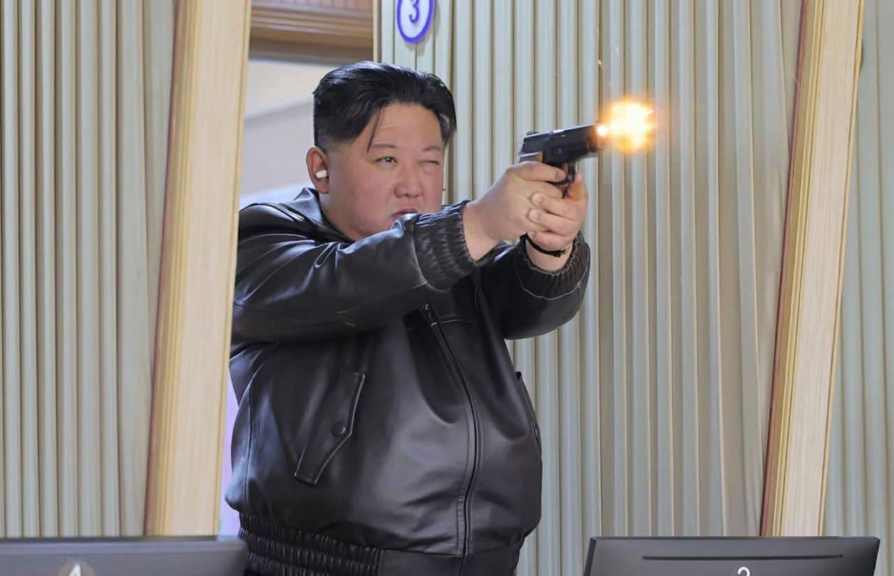 គីម ជុងអ៊ុន និងកូនស្រីនៅរោងចក្រអាវុធ