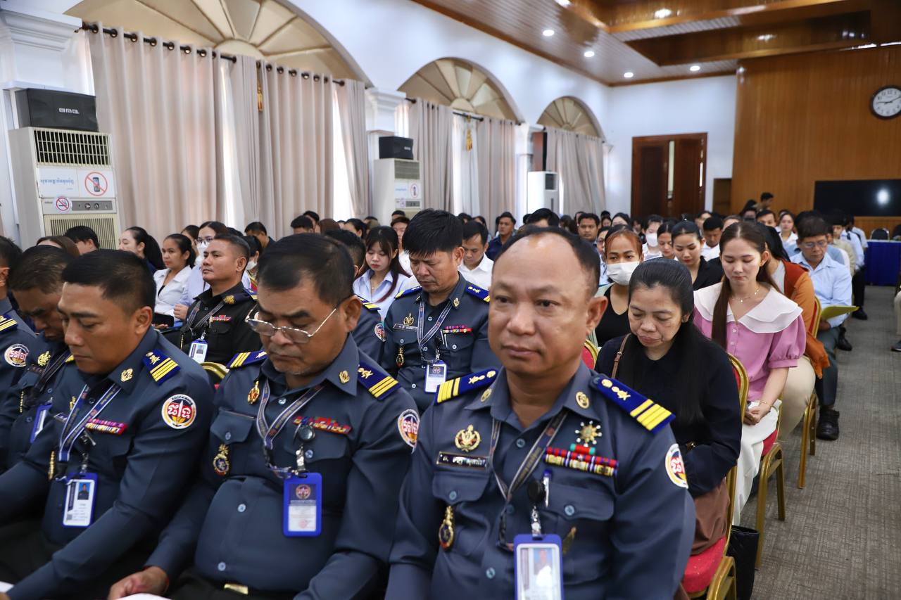លោក ហ៊ុន សុរិទ្ធី អភិបាលរងរាជធានីភ្នំពេញ កំពុងពន្យល់ពីអនុក្រឹត្យ០៣