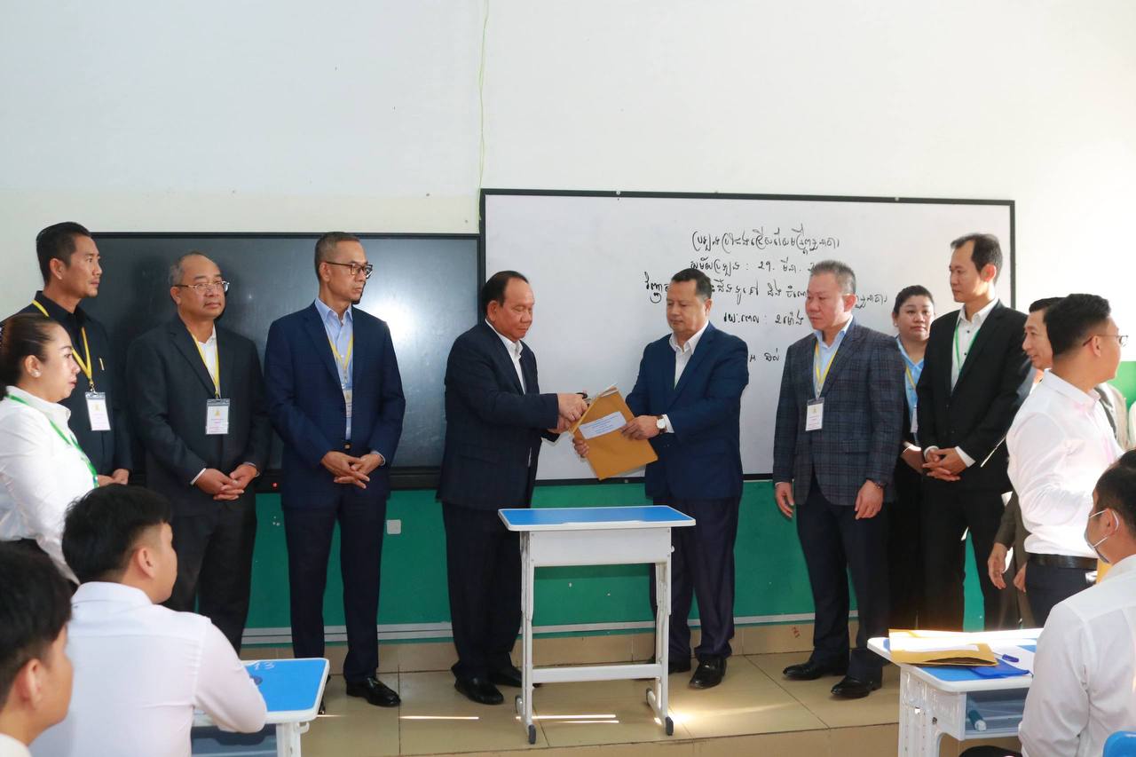 បេក្ខជនកំពុងបំពេញកិច្ចការ