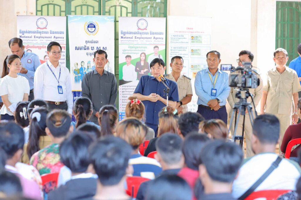 ពលករខ្មែរត្រឡប់មកមាតុភូមិ