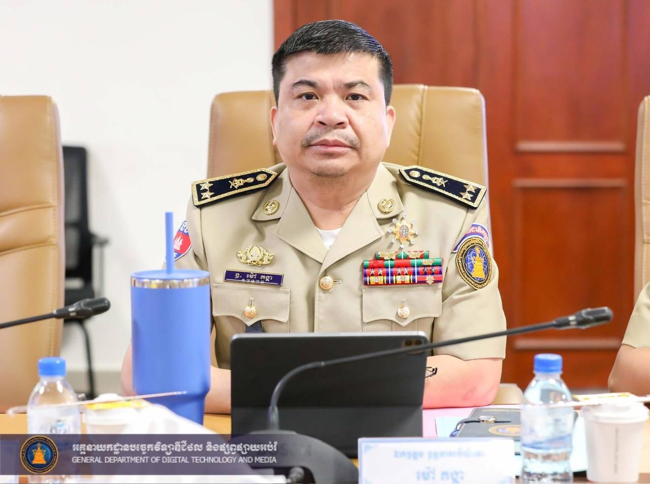 អ្នកចូលរួមកិច្ចប្រជុំកំពុងពិភាក្សា
