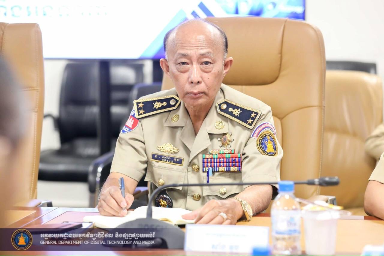 អ្នកចូលរួមកិច្ចប្រជុំកំពុងកត់ត្រាចំណាំ