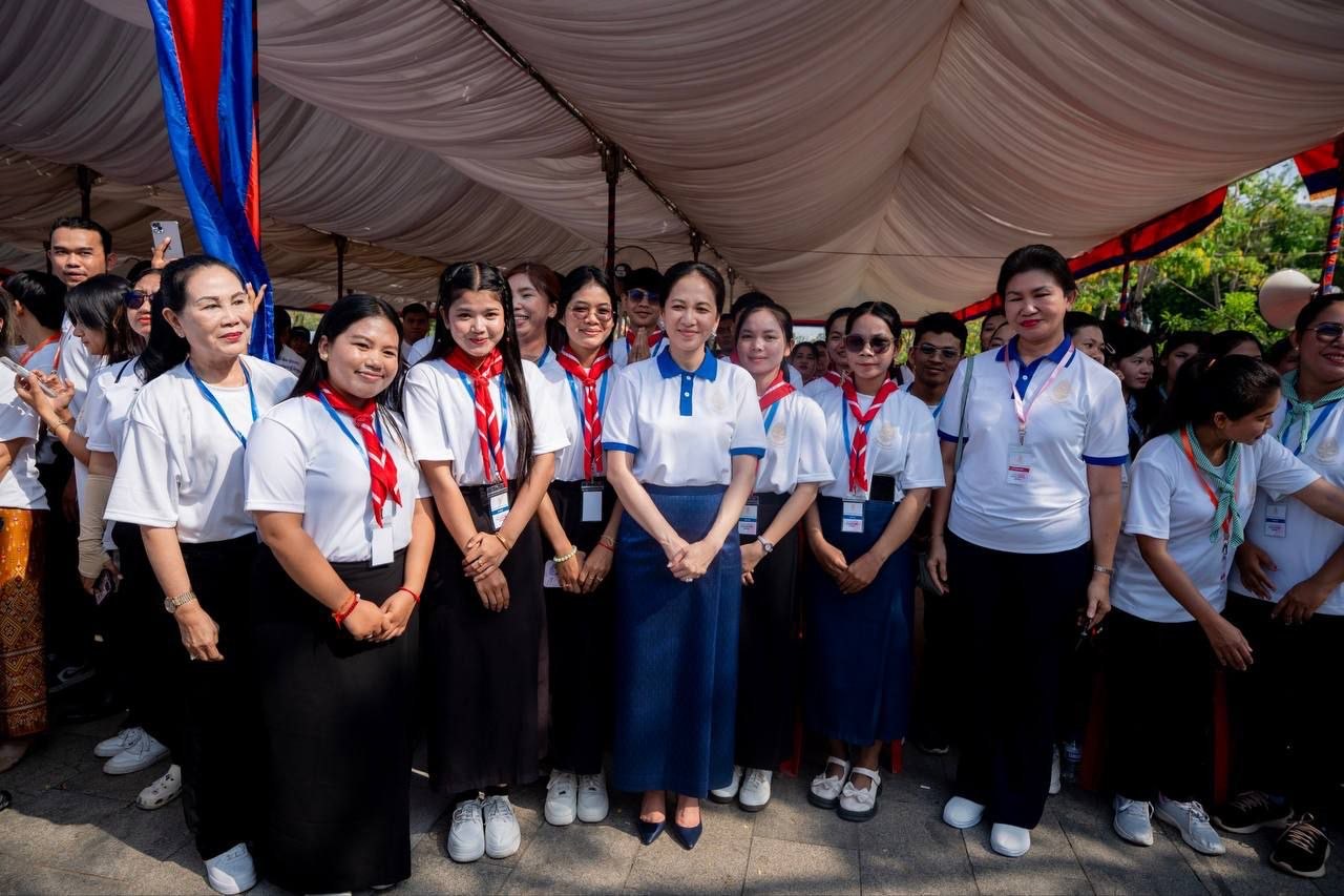 អ្នកចូលរួមពិធីដើរ