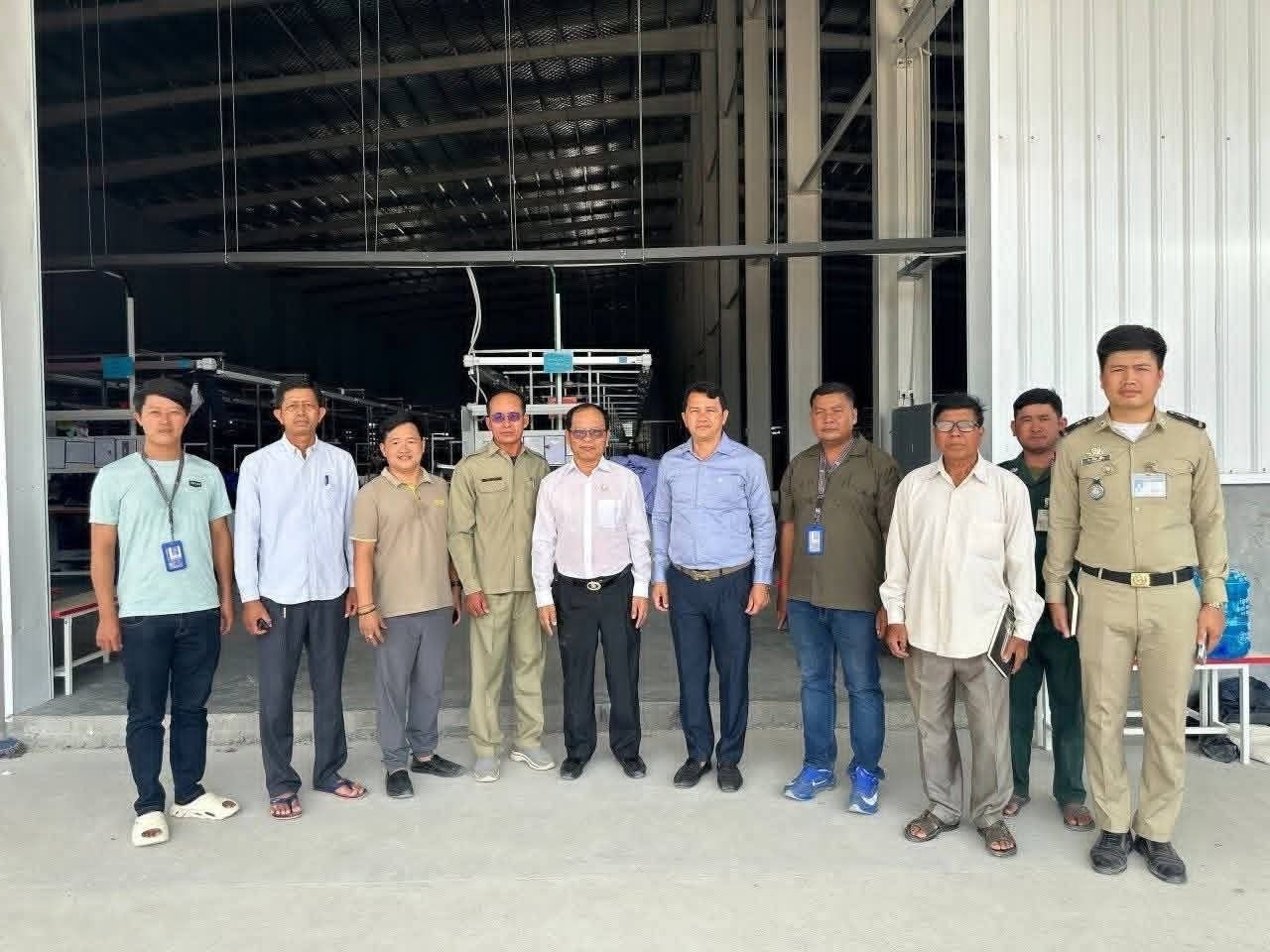 កម្មកររោងចក្រ ហ្គោលឌិនភីស ២៦នាក់ ដួលសន្លប់ក្នុងម៉ោងការងារ ត្រូវបានអាជ្ញាធរស្រុកគិរីវង់ បញ្ជូនទៅសង្គ្រោះបន្ទាន់ភ្លាមៗ