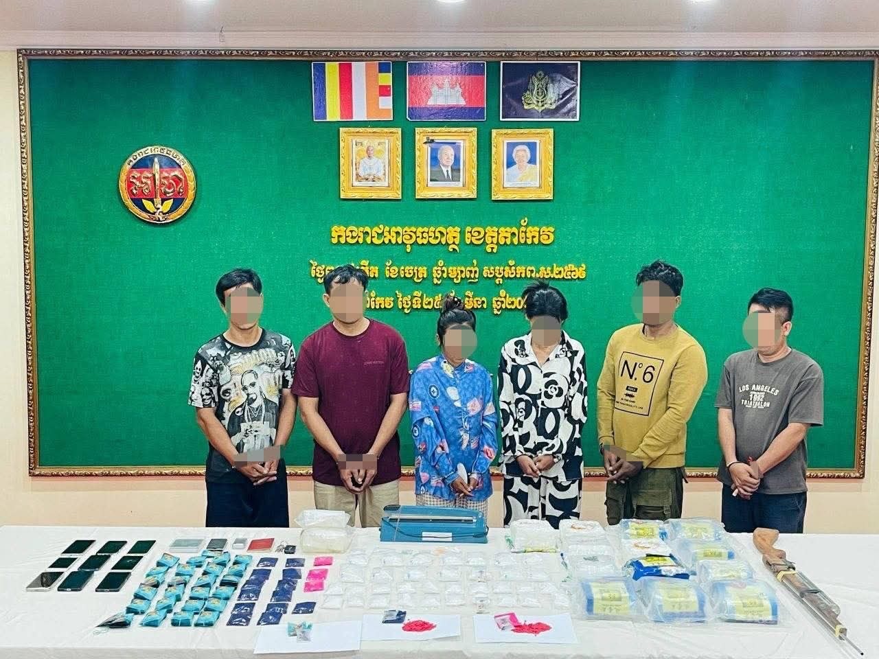 កម្លាំងកងរាជអាវុធហត្ថខេត្តតាកែវប្រតិបត្តិការបង្ក្រាបគ្រឿងញៀនទ្រង់ទ្រាយធំឃាត់ខ្លួនជនសង្ស័យ៥នាក់