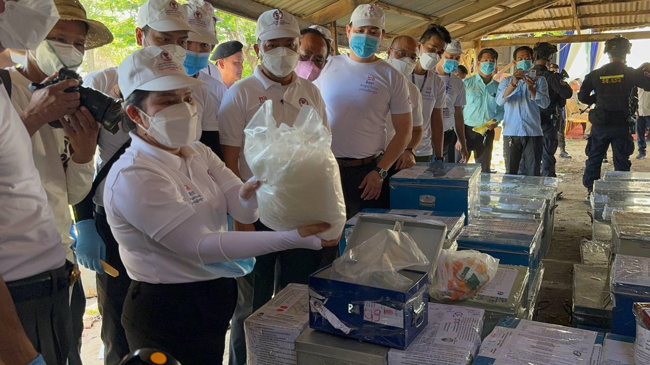 តុលាការផ្តន្ទាទោសជនជាប់ចោទ ១២នាក់ ដាក់ពន្ធនាគារអស់មួយជីវិត ករណីថ្នាំញៀនជាង ៤តោន