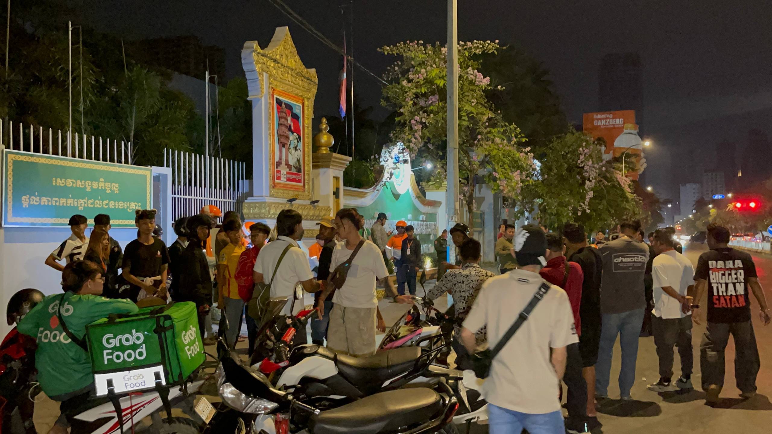 ជិះម៉ូតូឌុបគ្នាលឿនជ្រុលទៅកៀខឿនចិញ្ចឹមផ្លូវបណ្តាលឲ្យដួលបោកក្បាលនឹងបង្គោលភ្លើងបាក់កស្លាប់ម្នាក់និងរបួសធ្ងន់ម្នាក់