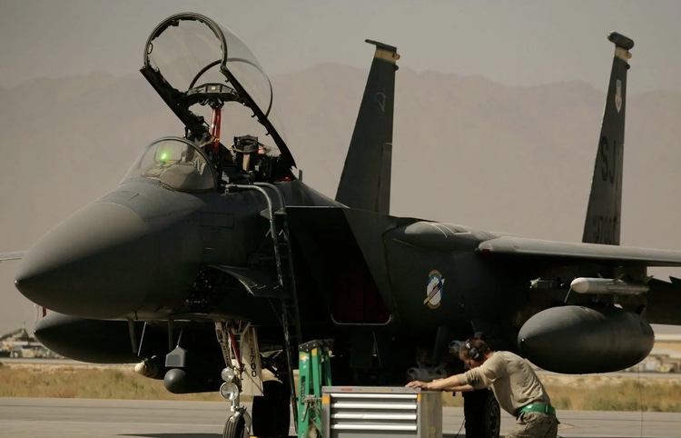 យន្តហោះចម្បាំង F-15E Strike Eagle