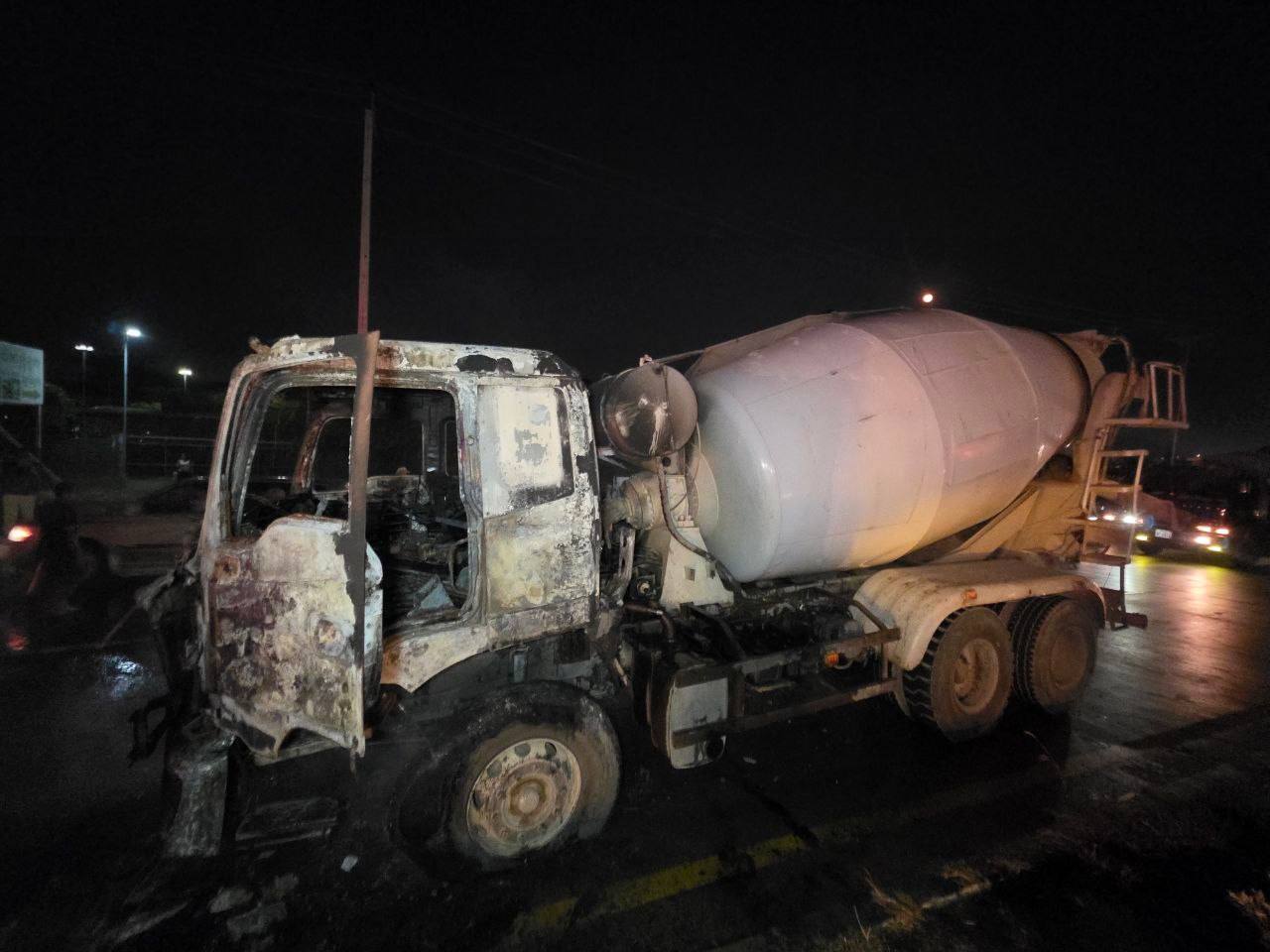 រថយន្តក្រឡុកស៊ីម៉ង់ត៍ឆេះនៅភ្នំពេញ